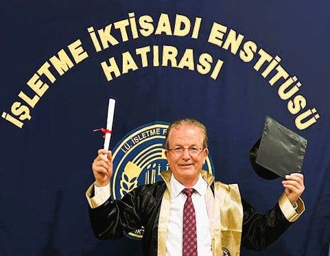 49 Yaşına Kadar Ortaokul Mezunuydu; Şimdi Yüksek Lisans Diploması Var…