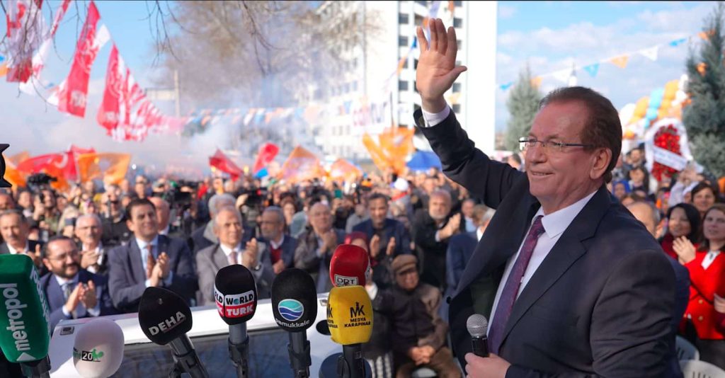 Pekdemir’in “Memleket İsterim. Gök mavi, dal yeşil, tarla sarı olsun. Kuşların çiçeklerin diyarı olsun” dizelerini büyük bir ustalıkla seslendirdiği Pekdemir’in yeni seçim şarkısının klibi, birkaç gün içinde yalnızca instagramdaki izlenme sayısı 280 bini geçti, 300 bine dayandı. Ve yine sadece instagramda 800’den fazla beğeni aldı.