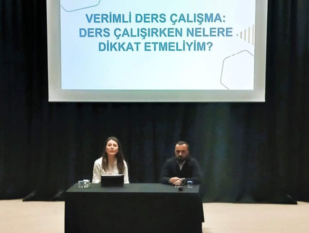 “Kazanma Vaktin Geldi” başlıklı seminerlerde 12.sınıf öğrencileriyle 2024 YKS’ye sayılı günler kala yaptıkları çalışmaları daha verimli ve etkili hale nasıl getirecekleri konusunda gerekli uyarılar yapıldı.