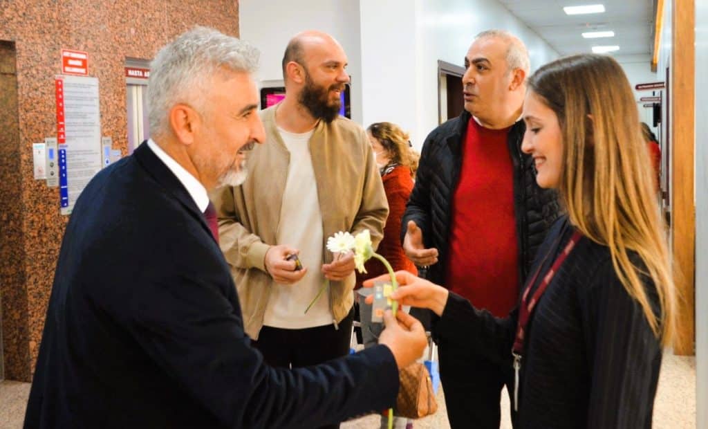 Berberoğlu’ dan Sağlık Çalışanlarına Çiçekli Kutlama…