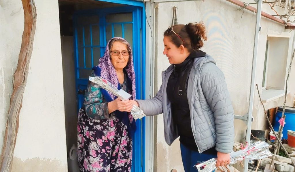 Çal Belediyesi’nden 9 Bin Çallı Çiçeğe 9 Bin Karanfil…