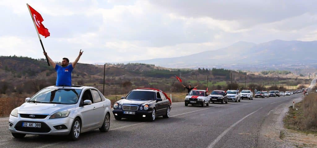 Çal Belediye Başkanı Akcan, SKM Açılışına 5 Kilometrelik Konvoyla Gitti…