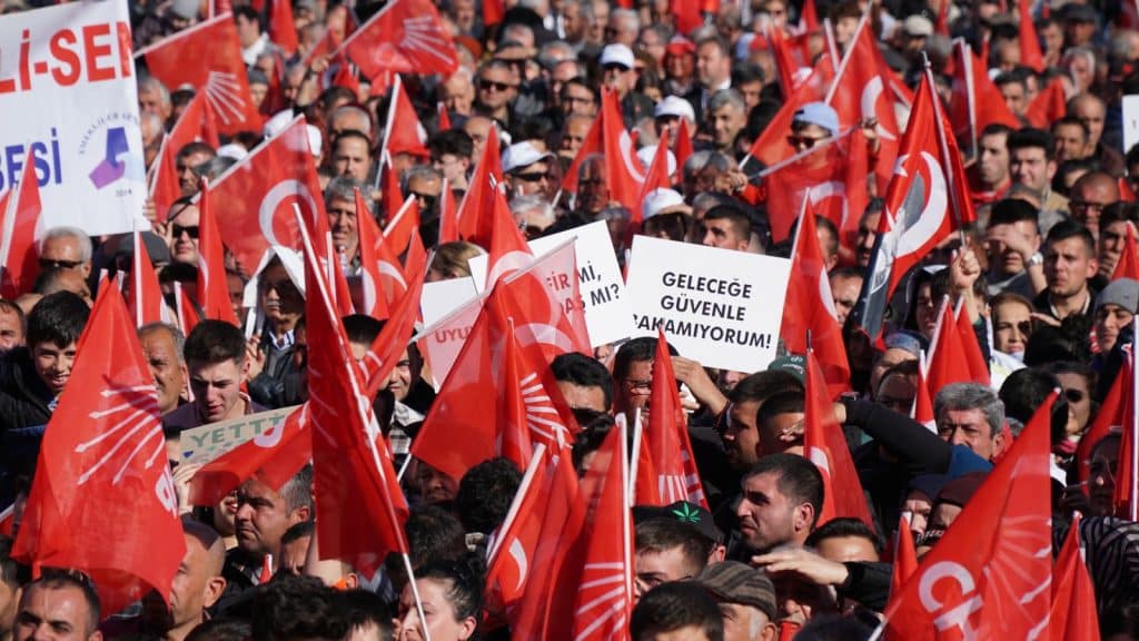 CHP Genel Başkanı Özel, Denizli'de Coşkulu Bir Kalabalığa Seslendi…