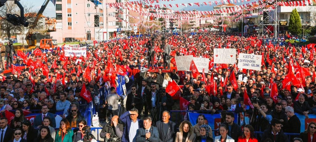 CHP Genel Başkanı Özel, Denizli'de Coşkulu Bir Kalabalığa Seslendi…