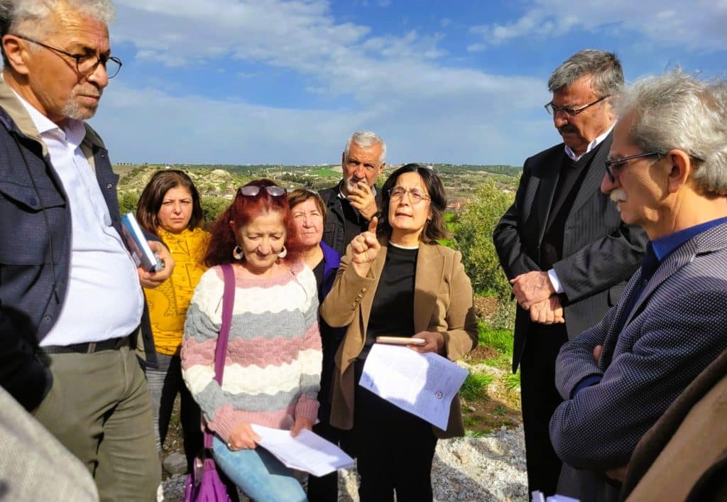 Denizli Büyükşehir Belediyesi'nin Gökpınar rekreasyon projesi ve baraj yolu inceleme gezisine TMMOB'a bağlı odaların temsilcileri, eski mimarlar odası başkanlarından Hüsamettin Ataman, Arif Balkanay ve Eski Çevre Meclisi başkanı Lerzan Süzük, Avukat Önder Tulunay ve köylüler katıldı.