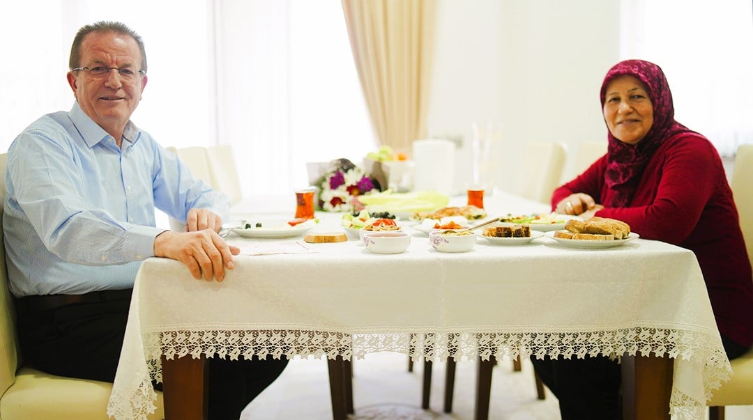 Başkan Adayı Pekdemir’den,  Bayan Pekdemir’e Kahvaltılı Kadınlar Günü Sürprizi…