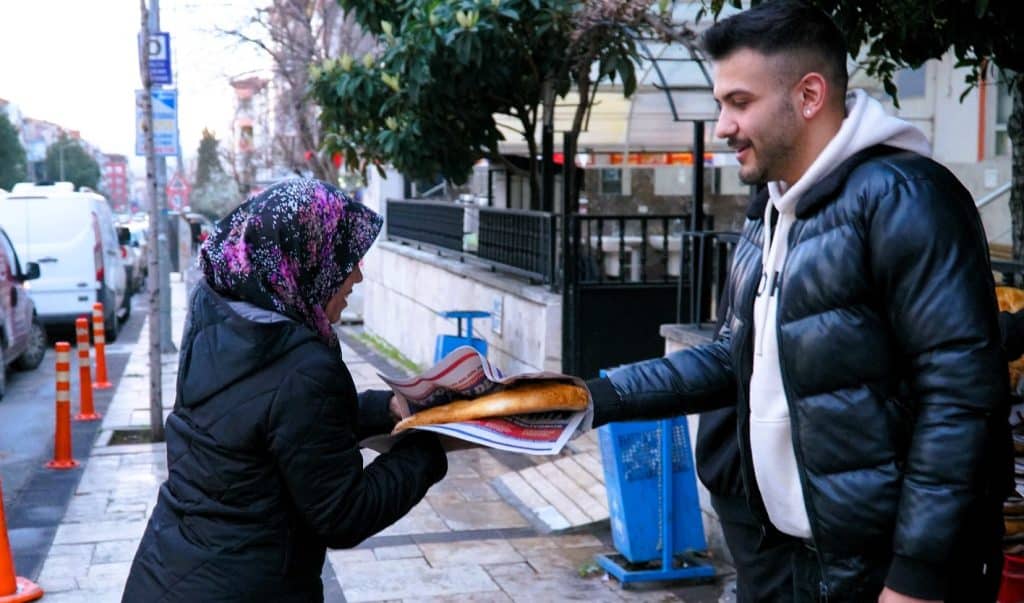 İftar Vakti Trafikte Kalanların Pidesi Ertemur'dan...