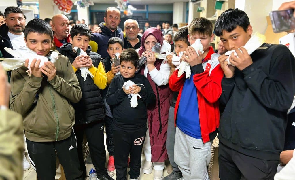 Güvercin yetiştiricileri ve sevdalılarının coşkuyla katıldığı bu buluşma, Sema Silkin Ün'ün kültürel zenginliklere verdiği değeri ve kimselerin göz ardı ettiği alanlara el atma cesaretini bir kez daha gözler önüne serdi.