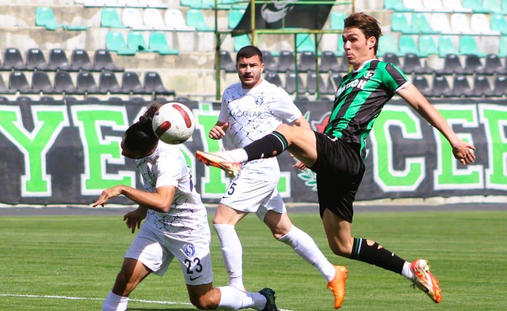 TFF 2. Lig Kırmızı Grup takımlarından Denizlispor, seyircisiz oynanan karşılaşmada sahasında konuk ettiği Sarıyer ile 0 – 0 berabere kaldı.