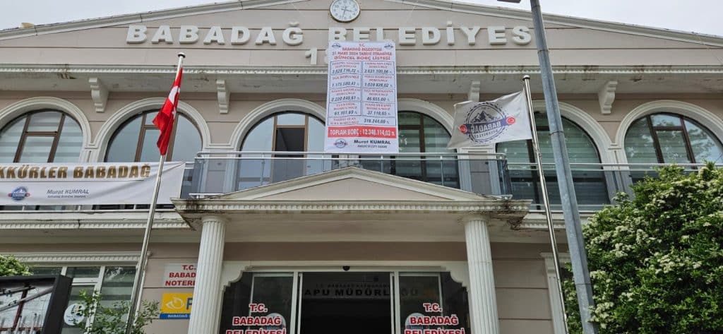 Denizli Babadağ'ın AK Partili Belediye Başkanı da Borç Afişi Astı...