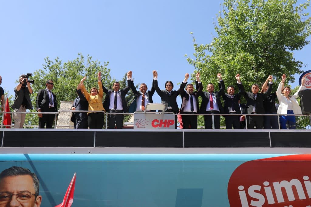 ÖZEL, 15 BELEDİYE KAZANDIRAN DENİZLİ HALKINA TEŞEKKÜR ETTİ...