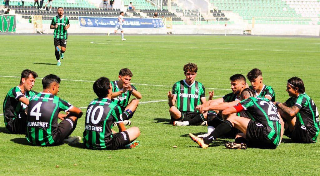 Denizlisporlu Futbolcular, Galibiyeti İlginç Şekilde Protesto Ettiler...