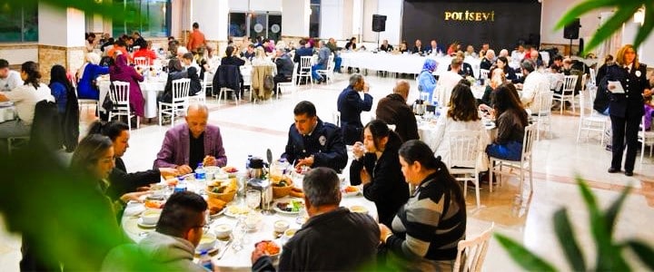 Denizli İl Emniyet Müdürlüğü Pamukkale ilçesi Üniversite Caddesi’nde bulunan Polisevi’nde Türk Polis Teşkilatı’nın 179’uncu Kuruluş Yılı’na özel iftar programı düzenlendi.