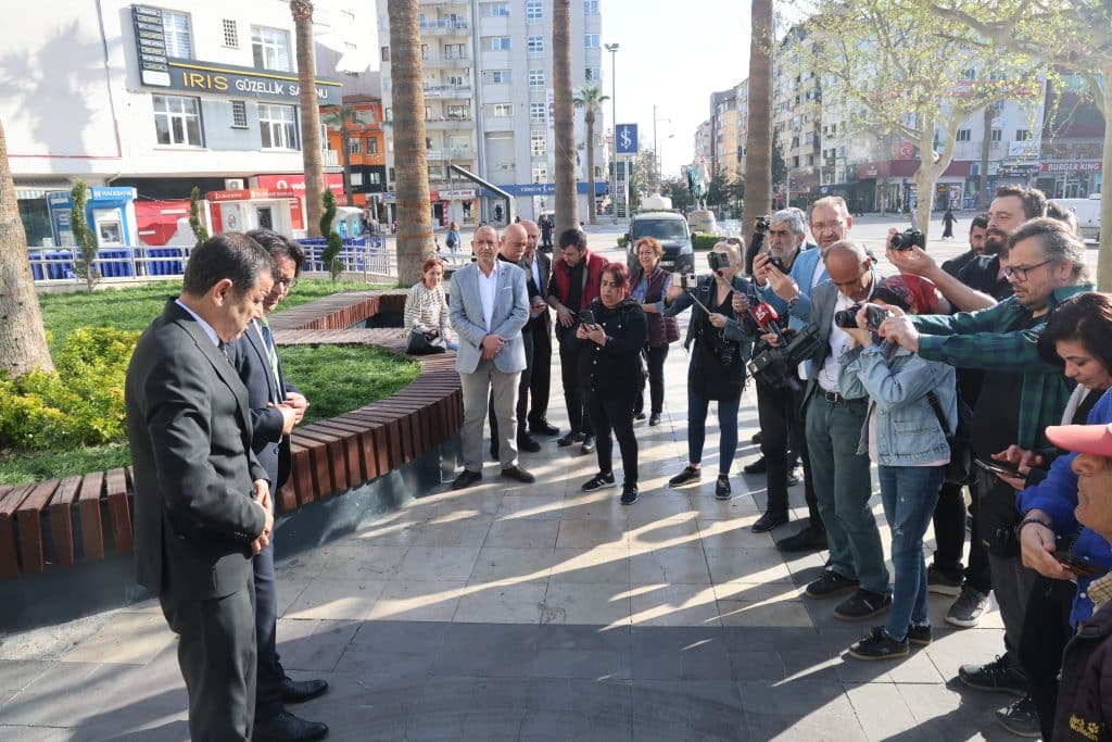 Seçildiği Günün Sabahı, Belediye Önüne Geldi ve...
