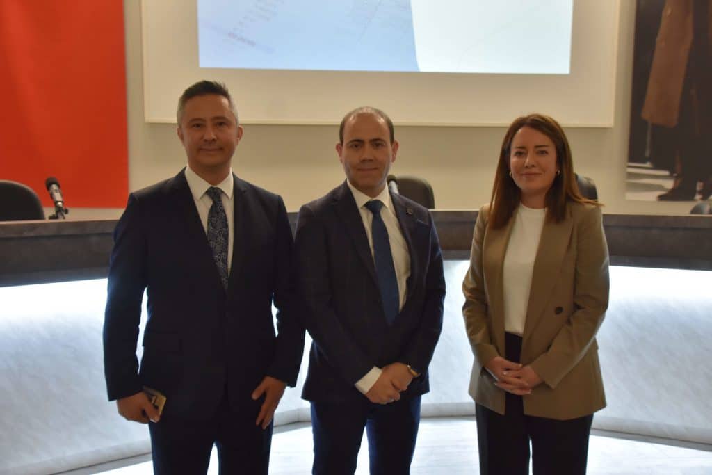 Denizli OSB Konferans Salonu’nda gerçekleşen seminerde Nazalı Vergi Direktörü Yeminli Mali Müşavir Semra Ersoy ve Nazalı Vergi Ortağı Ömer Emen konuşmacı olarak yer aldı. Katılımcılar semineri ilgiyle takip ederken merak ettikleri soruları sorma imkânı da buldu.