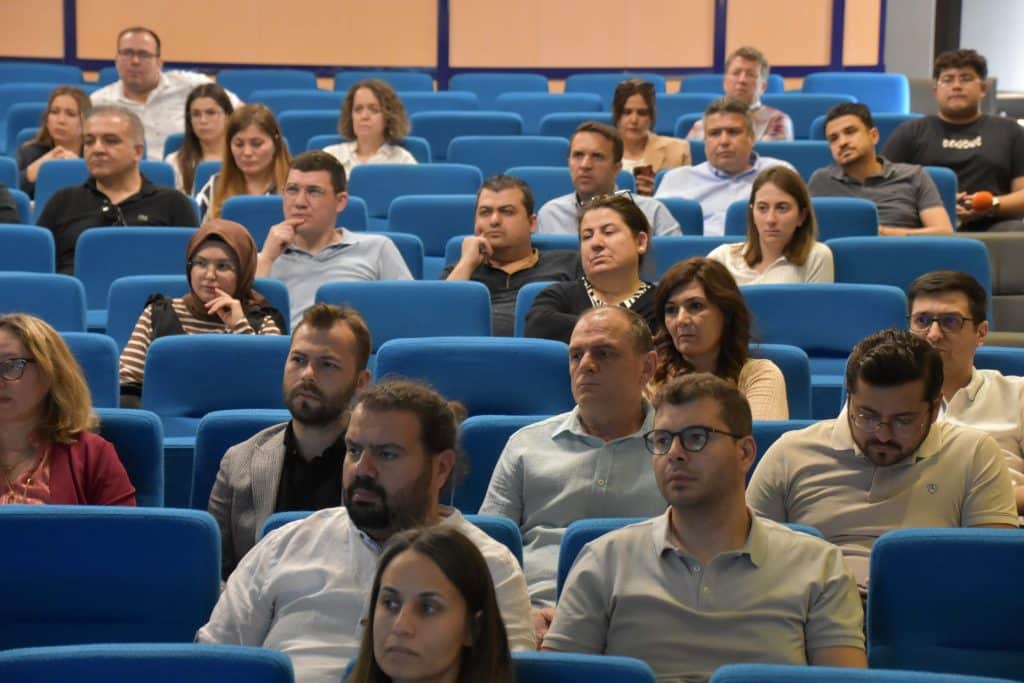 Denizli OSB Konferans Salonu’nda gerçekleşen seminerde Nazalı Vergi Direktörü Yeminli Mali Müşavir Semra Ersoy ve Nazalı Vergi Ortağı Ömer Emen konuşmacı olarak yer aldı. Katılımcılar semineri ilgiyle takip ederken merak ettikleri soruları sorma imkânı da buldu.