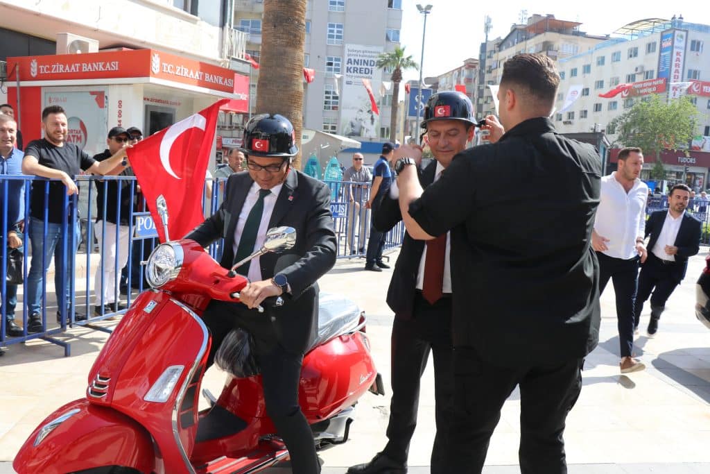 ÖZEL SÖZÜNÜ TUTTU VE HEDİYE ETTİĞİ MOTORSİKLETLE BÜYÜKŞEHİR BELEDİYESİ'NE KADAR GİTTİ...