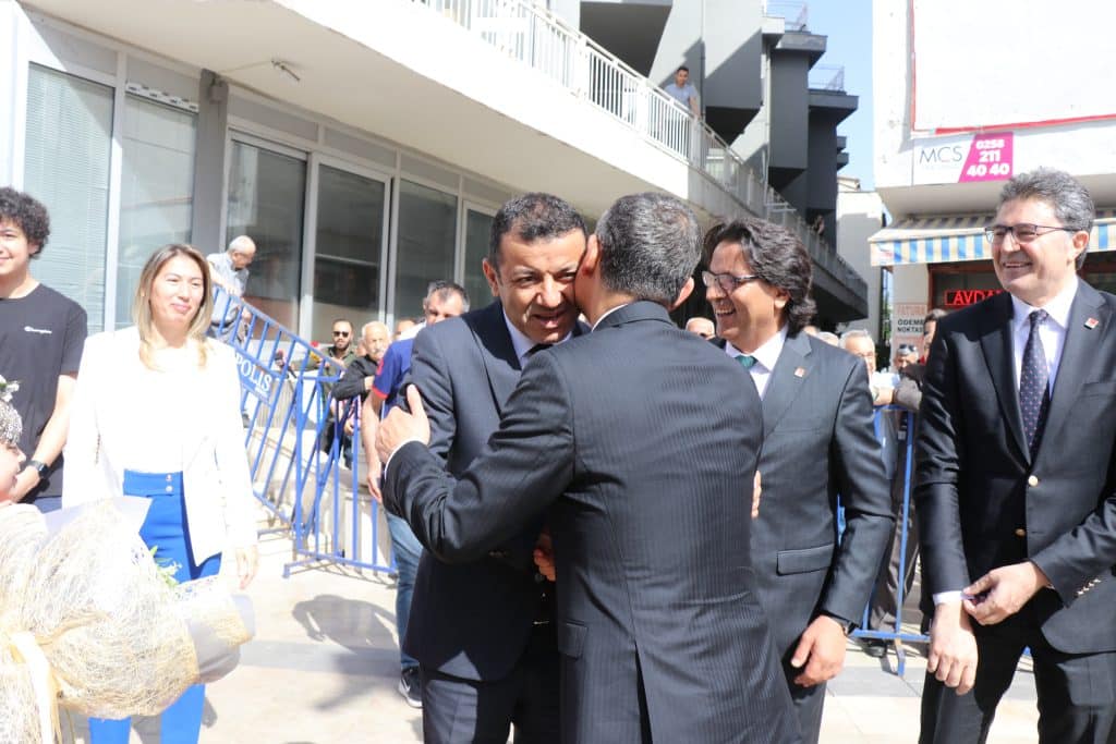 ÖZEL SÖZÜNÜ TUTTU VE HEDİYE ETTİĞİ MOTORSİKLETLE BÜYÜKŞEHİR BELEDİYESİ'NE KADAR GİTTİ...