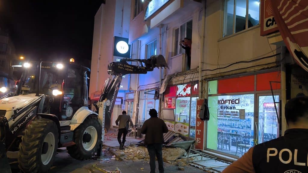 Çöken Balkon Kurbanı CHP İlçe Başkan Yardımcısı Kurtarılamadı...