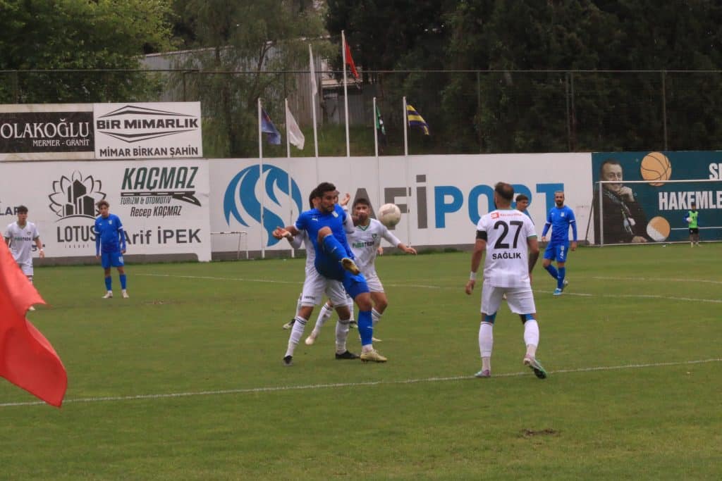 TFF 2.LİG KIRMIZI GRUP 38. HAFTA KARŞILAŞMASINDA BELEDİYE DERİNCESPOR, MATEMATİKSEL OLARAK LİGDEN DÜŞEN DENİZLİSPOR'U 2-1 MAĞLUP ETTİ.