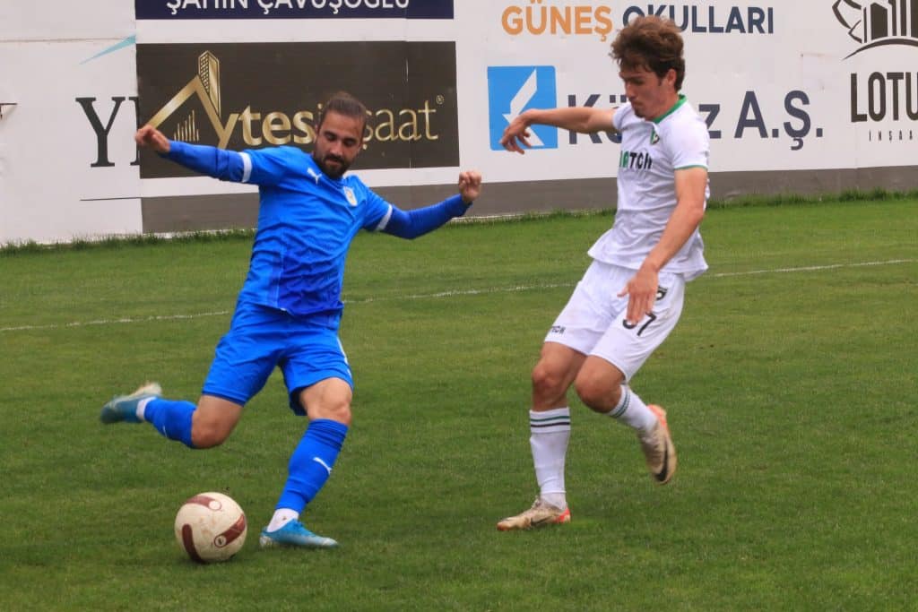 TFF 2.LİG KIRMIZI GRUP 38. HAFTA KARŞILAŞMASINDA BELEDİYE DERİNCESPOR, MATEMATİKSEL OLARAK LİGDEN DÜŞEN DENİZLİSPOR'U 2-1 MAĞLUP ETTİ.