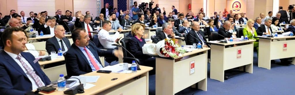 Emekliye 5 Bin, Doğum Yapana 4 Bin TL Meclis'ten Geçti…
