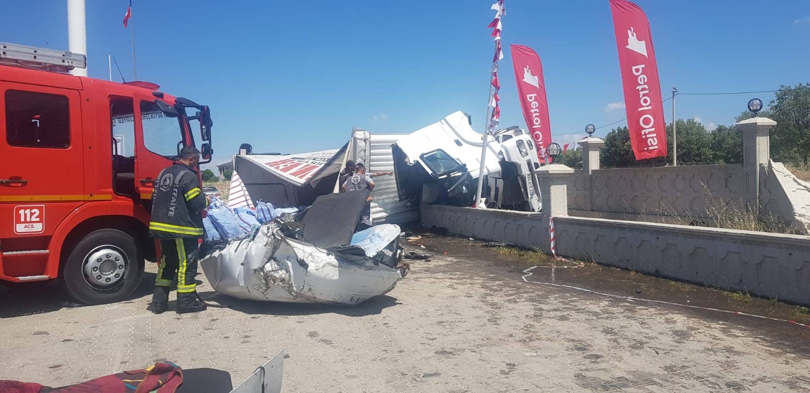 Denizli’de Benzin İstasyonuna Dalan Tırın Yol Açtığı Kaza Ucuz Atlatıldı…