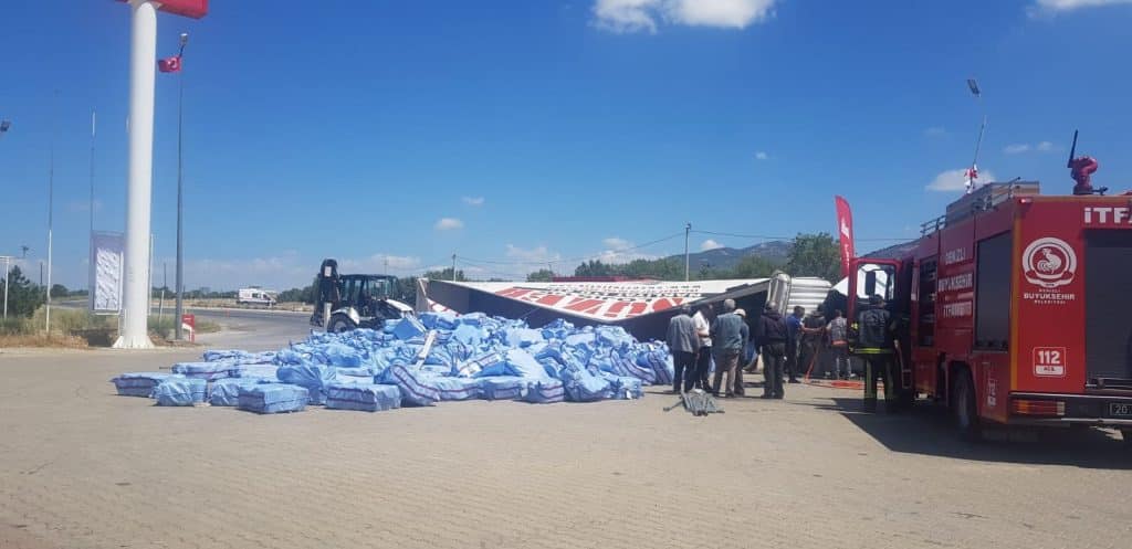 Denizli'de Benzin İstasyonuna Dalan Tırın Yol Açtığı Kaza Ucuz Atlatıldı...