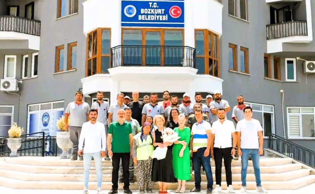Bozkurt Belediyesi Çalışanları, Başkana Çiçek Vererek Teşekkür Ettiler...