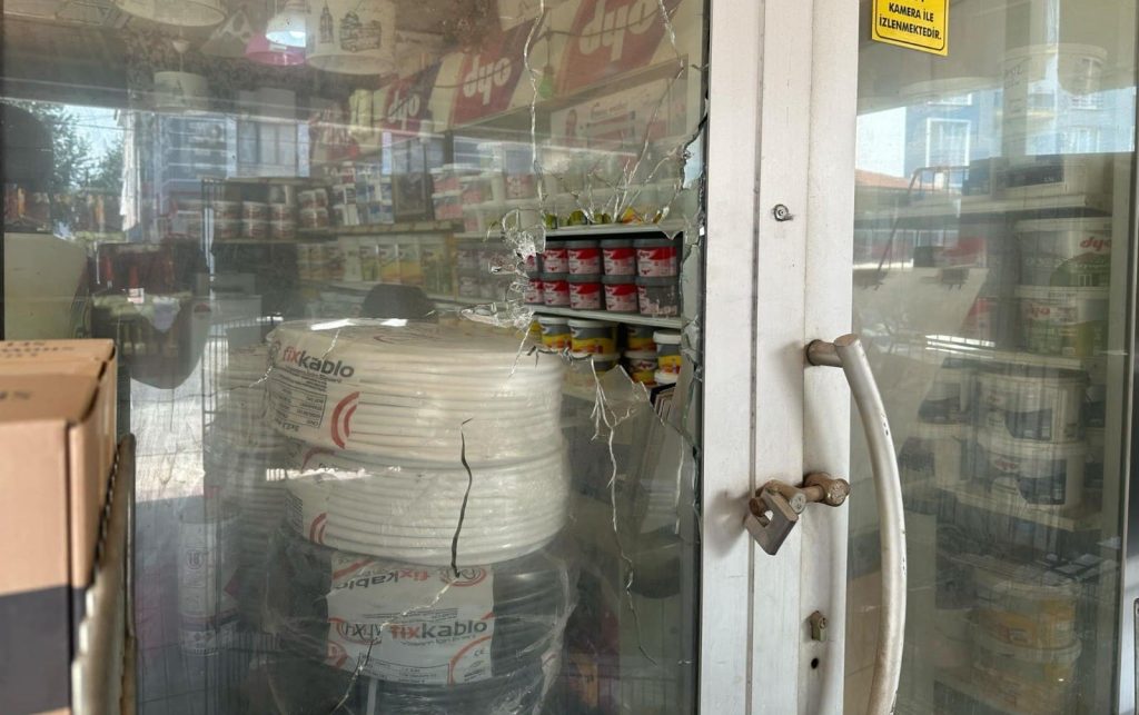 Denizli’de İş Yerine Silahlı Saldırı Biri Suç İşledi Diğeri Çekti! 