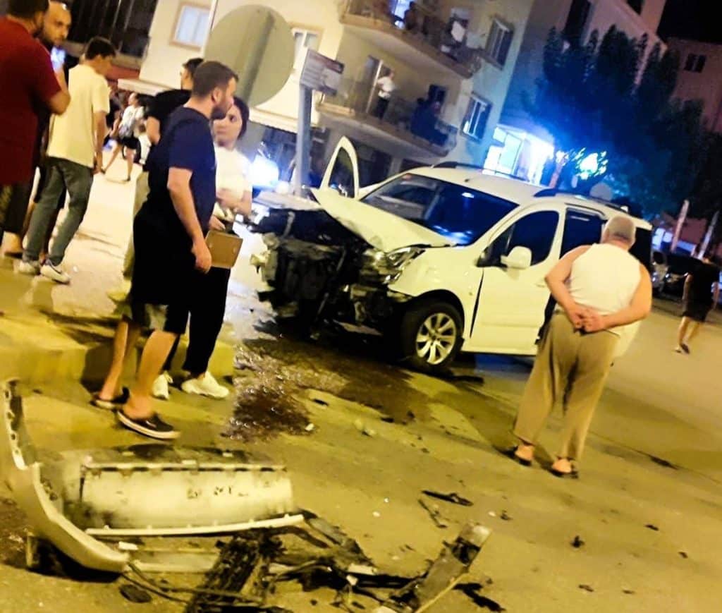 Tehlikeli Kavşakta Yine Kaza Vatandaşlar Önem İstiyor...