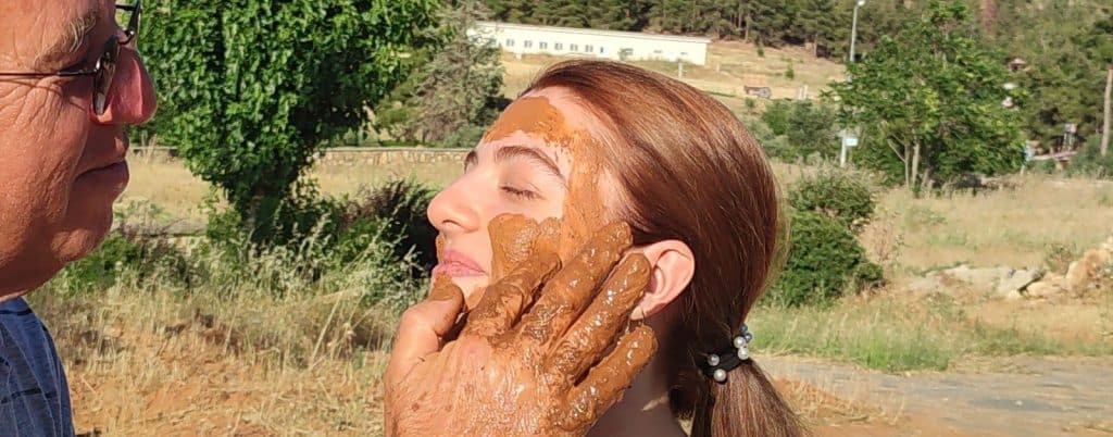 Yeri ve Yabancı Turistler, Denizli'de Bu Çamurla Şifa Buluyor...