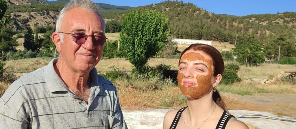 Yeri ve Yabancı Turistler, Denizli'de Bu Çamurla Şifa Buluyor...