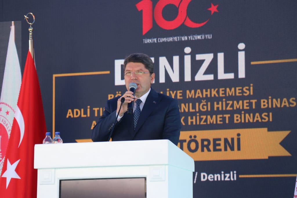 Denizli Bölge Adliye Mahkemesi, Adli Tıp Grup Başkanlığı ve Adalet Sarayı Ek Hizmet Binaları açılış törenine katılan Adalet Bakanı Tunç, "Bazı kararlardan yola çıkarak yılda verilen 12 milyon kararı göz ardı ederek, fedakarca çalışan 180 bin yargı çalışanımıza yapılan ağır eleştiriler maalesef üzücü ve yargımızın temelini yıpratıcı olur ama biz buna müsaade etmeyiz. Biz hatalı kararları en aza indirmeye devam edeceğiz" dedi.
Adalet Bakanı Yılmaz Tunç, Denizli Bölge Adliye Mahkemesi, Adli Tıp Grup Başkanlığı ve Adalet Sarayı Ek Hizmet Binaları açılış törenine katıldı. Bölge Adliye Mahkemesi önünde gerçekleşen programda konuşan Adalet Bakanı Yılmaz Tunç, Bölge Adliye Mahkemesinin Denizli'nin yanı sıra Muğla ve Uşak illerine de hizmet edeceğini söyledi. 2 yıldır süren yapım çalışmaları neticesinde bu yılki adli yıla yetiştirdiklerini ifade eden Bakan Tunç, binanın Büyükşehir Belediyesine ait olduğunu dile getirerek kalıcı bir bina yapılması için yatırım çalışmaları olduğunu vurguladı. Bölge Adliye Mahkemesi haricinde hizmete alınan Adli Tıp Grup Başkanlığı ve Adliye Sarayı Ek Hizmet Binası hakkında konuşan Bakan Tunç, “Adli Tıp önemli bir kurumumuz. 2 asırdan bu yana hizmet veren bir kurumumuz. Her geçen günde kapasitesini artırarak devam ediyor. Özelikle adli alanda delilerin ulaşılması, maddi gerçeğin ortaya çıkartılması gibi konularda Adli Tıp çok önemli. 2002'de 25 ilde Adli Tıp hizmeti verilirken bugün 81 vilayetimizde Adli Tıp hizmet vermekte. Adli Tıplarda en son teknoloji sistemler kullanmaktayız. Adli Tıp Kurumumuzda yaklaşık 700 uzman personel görev yapmakta. Bir diğer yatırımımız Adalet Sarayı Ek Hizmet Binamız. 2004 yılında Denizli'ye 20 bin metrekarelik yeni adalet binası yapmıştık. Şimdi 12 bin metre karelik yeni bir ek hizmet binasıyla yargı hizmetlerinin daha kaliteli daha hızlı ve son sitem teknolojilerle vatandaşların hizmet almasını sağlayacak" dedi.

"Demokrasimizi güçlendiren bir yönetim sistemine geçtik"
Anayasa'da gerçekleşen değişiklikler hakkında açıklamalarda bulunan Adalet Bakanı Tunç, hukuk devletini güçlendiren önemli adımlar attıklarını kaydetti. Kadın ve çocukların korunması amacıyla uygulamalar gerçekleştirdiklerini ifade eden Adalet Bakanı Tunç, asıl görevin ailelere düştüğünü vurguladı. Aile ve Sosyal Politikalar Bakanlığı ve Adalet Bakanlığı tarafından çocukların korunması ile ilgili birçok alanda düzenlemeler yapıldığını ifade eden Bakan Tunç, istenmeyen olayların da can yaktığını, yürek yakan olayları da üzülerek öğrendiklerini belirtti. İdarenin yasaları uygulamak için büyük çaba içerisinde olduğunu ancak ailelerin bilinçlendirilmesi ve çocuk istismarına karşı toplum daha da duyarlı olmasının şart olduğunu ifade etti. Anayasada önemli değişiklikler yaptıklarını dile getiren Bakan Tunç, “Özel hayatın korunması çok önemlidir dedik ve bunu Kişisel Verileri Koruma Kanunu olarak hayata geçirdik. Anayasamızda demokratik olmayan durumlar vardı, bunları ayıkladık. Anayasamızda sıkıyönetimle ilgili bütün maddeleri çıkarttık. Anayasamızda darbeciler yargılanamaz diye bir madde vardı. Böyle maddeleri anayasamızdan ayıkladık. Demokrasimizi güçlendiren bir yönetim sistemine geçtik. Toplumun tüm kesimlerine içerisine alan bir anayasa ile yolumuzu devam ediyoruz. Cumhuriyetimizin yüzyılında milletimize olan borcumuzu yerimize getirmemiz lazım. Tarafsız ve bağımsız yargımızın adaleti tecelli edebilmesi için başta Anayasa ile toplumun her türlü sorusuna cevap vermesi gerekir" şeklinde konuştu.

Bakan Tunç, adalet sistemine yönelik eleştirilere cevap verdi
2002 yılında 66 olan adliye sayısının bugün 400'e yaklaştığını ve 6 milyon metrekareye ulaştığını belirten Bakan Tunç, 22 yıldır güvenilir adalete önem verdiklerini söyledi. 1 yıl içerisinde 12 milyon karar verildiğini belirten Bakan Tunç, gece gündüz emek verdiklerini ifade etti. Adalet sistemine yönelik eleştirilere cevap veren Adalet Bakanı Tunç, “Bazı insanlar ‘Adalet böyle, şöyle' tarzında eleştiri yapıyorlar. Evet, yargı kararları eleştirilebilir ve bu eleştiriler daha kaliteli bir kararın oluşmasını sebep olur. Ama diğer türlü olan eleştireler de zaten verilen kararlar değiştirilebilir ve süreç devam etmektedir. Ama bazı kararlardan yola çıkarak yılda verilen 12 milyon kararı göz ardı ederek ve fedakarca çalışan 180 bin yargı çalışanımıza ağır eleştiriler maalesef üzücü ve yargımızın temelini yıpratıcı olur ama biz buna müsaade etmeyiz. Biz hatalı kararları en aza indirmeye devam edeceğiz” dedi.

Hakim ve savcı adaylığında yeni sistem
Vatandaşların yargı hizmetlerinde en kaliteli hizmeti alabilmelerinin yolunu açacaklarını ifade eden Adalet Bakanı Tunç, dijital adalette en önde olduklarını söyledi. Yapay zeka da kullanılarak teknolojinin tüm imkanlarından faydalanıldığını dile getiren Bakan Tunç, yeni mezunların kalitesini artırmak için tüm çabayı gösterdiklerini söyledi. Hakim ve savcı adaylığında yeni sistemi de açıklayan Bakan Tunç, “Hakim ve savcı adaylığı eğitimi bu Pazartesi günü açılış programıyla birlikte başlayacak. Hakim ve savcı adaylığı 2 yıl sürüyordu, bu yıl 3 yıl sürecek. Tecrübeli hakim ve savcıların ara sınavda toplam 70'i geçer ise bu kardeşlerimizi mesleğe kabul edilebilecekler. Sonrasında mesleği kabul edildikten sonrasında da kapasiteyi güçlendirerek devam ediyoruz. Özellikle denetim konusunu önem vererek daha güçlü hale getirmemenin gayreti içerisindeyiz” dile getirdi.

Bakan Tunç, Denizli'ye müjdelerini arka arkaya sıraladı
Denizli'ye yeni yatırım müjdeleri de veren Adalet Bakanı Tunç, 5 Eylül'de 5 bin 349 metrekare alana sahip Çivril Adalet Binasının proje ihalesinin gerçekleştiğini duyurdu. 2025 yılında kapasitelerini artırmayı hedeflediklerini söyleyen Bakan Tunç, Buldan, Çal ve Sarayköy ilçelerinin adliye binalarının yatırım planlamasına alındığını belirtti. Denizli'deki hakim ve savcılarının konut ihtiyaçlarına ilişkin Emlak Konuttan 42 daire satın aldıkları müjdesini veren Bakan Tunç, bu daireleri yargı mensuplarına verdiklerini ifade etti. 2016 yılından itibaren istinafa milyonlarca dosya geldiğini belirten Adalet Bakanı Tunç, “Bazı illerimizde bazı dava konularının daha da çok yoğunlaştığını görüyoruz. Bu durumda da gerekli tedbirleri almaya başladık. Bu konuda heyetler oluşturmaya başladık. Oradaki yargı süreçlerinin daha kısa süreceği için elimizden geleni yapacağız. Gerekli yerlerde yeni mahkemeler kuruyoruz. Amacımız yargı süreçleri uzamaması o yüzden her noktada ilave mahkemeler için çaba gösteriyoruz. Böylece vatandaşlarımız yargıdan en kaliteli şekilde yararlanacaklar. 2024 ile 2028 yıllarına kapsayacak olan reform belgemizde avukatlarımız, yargıçlarımız mevzuatta yapılması gereken değişikleri yapmak istiyoruz. ‘İyi ki bu değişiklik yapılıyor' diyeceğiniz bir değişiklik için elimizden geleni yapıyoruz ve yapacağız” şeklinde konuştu.
Programa; Adalet Bakanı Yılmaz Tunç, Denizli Valisi Ömer Faruk Coşkun, Denizli Büyükşehir Belediye Başkanı Bülent Nuri Çavuşoğlu, Bölge Adliye Mahkemesi Cumhuriyet Başsavcısı Önder Yeniçeri, Adli Tıp Grup Başkanı Dr. Hızır Aslıyüksek, Denizli milletvekilleri, hakim, savcı ve avukatlar katıldı.