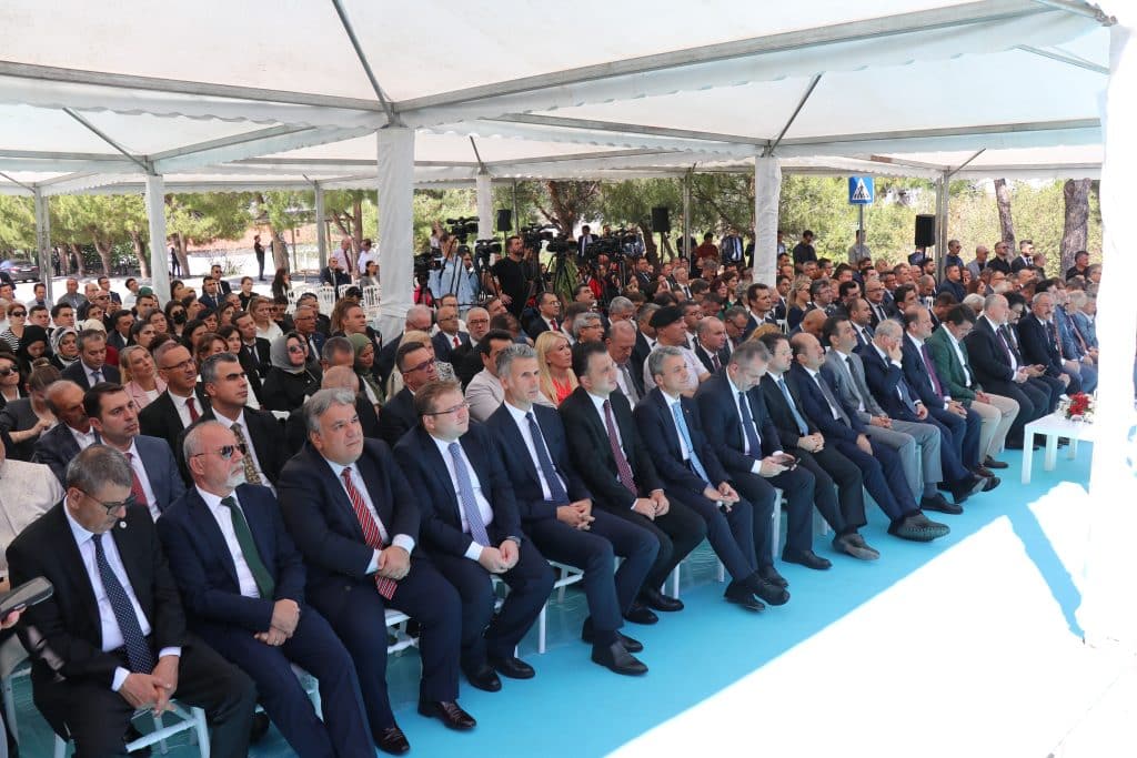 Denizli Bölge Adliye Mahkemesi, Adli Tıp Grup Başkanlığı ve Adalet Sarayı Ek Hizmet Binaları açılış törenine katılan Adalet Bakanı Tunç, "Bazı kararlardan yola çıkarak yılda verilen 12 milyon kararı göz ardı ederek, fedakarca çalışan 180 bin yargı çalışanımıza yapılan ağır eleştiriler maalesef üzücü ve yargımızın temelini yıpratıcı olur ama biz buna müsaade etmeyiz. Biz hatalı kararları en aza indirmeye devam edeceğiz" dedi.
Adalet Bakanı Yılmaz Tunç, Denizli Bölge Adliye Mahkemesi, Adli Tıp Grup Başkanlığı ve Adalet Sarayı Ek Hizmet Binaları açılış törenine katıldı. Bölge Adliye Mahkemesi önünde gerçekleşen programda konuşan Adalet Bakanı Yılmaz Tunç, Bölge Adliye Mahkemesinin Denizli'nin yanı sıra Muğla ve Uşak illerine de hizmet edeceğini söyledi. 2 yıldır süren yapım çalışmaları neticesinde bu yılki adli yıla yetiştirdiklerini ifade eden Bakan Tunç, binanın Büyükşehir Belediyesine ait olduğunu dile getirerek kalıcı bir bina yapılması için yatırım çalışmaları olduğunu vurguladı. Bölge Adliye Mahkemesi haricinde hizmete alınan Adli Tıp Grup Başkanlığı ve Adliye Sarayı Ek Hizmet Binası hakkında konuşan Bakan Tunç, “Adli Tıp önemli bir kurumumuz. 2 asırdan bu yana hizmet veren bir kurumumuz. Her geçen günde kapasitesini artırarak devam ediyor. Özelikle adli alanda delilerin ulaşılması, maddi gerçeğin ortaya çıkartılması gibi konularda Adli Tıp çok önemli. 2002'de 25 ilde Adli Tıp hizmeti verilirken bugün 81 vilayetimizde Adli Tıp hizmet vermekte. Adli Tıplarda en son teknoloji sistemler kullanmaktayız. Adli Tıp Kurumumuzda yaklaşık 700 uzman personel görev yapmakta. Bir diğer yatırımımız Adalet Sarayı Ek Hizmet Binamız. 2004 yılında Denizli'ye 20 bin metrekarelik yeni adalet binası yapmıştık. Şimdi 12 bin metre karelik yeni bir ek hizmet binasıyla yargı hizmetlerinin daha kaliteli daha hızlı ve son sitem teknolojilerle vatandaşların hizmet almasını sağlayacak" dedi.

"Demokrasimizi güçlendiren bir yönetim sistemine geçtik"
Anayasa'da gerçekleşen değişiklikler hakkında açıklamalarda bulunan Adalet Bakanı Tunç, hukuk devletini güçlendiren önemli adımlar attıklarını kaydetti. Kadın ve çocukların korunması amacıyla uygulamalar gerçekleştirdiklerini ifade eden Adalet Bakanı Tunç, asıl görevin ailelere düştüğünü vurguladı. Aile ve Sosyal Politikalar Bakanlığı ve Adalet Bakanlığı tarafından çocukların korunması ile ilgili birçok alanda düzenlemeler yapıldığını ifade eden Bakan Tunç, istenmeyen olayların da can yaktığını, yürek yakan olayları da üzülerek öğrendiklerini belirtti. İdarenin yasaları uygulamak için büyük çaba içerisinde olduğunu ancak ailelerin bilinçlendirilmesi ve çocuk istismarına karşı toplum daha da duyarlı olmasının şart olduğunu ifade etti. Anayasada önemli değişiklikler yaptıklarını dile getiren Bakan Tunç, “Özel hayatın korunması çok önemlidir dedik ve bunu Kişisel Verileri Koruma Kanunu olarak hayata geçirdik. Anayasamızda demokratik olmayan durumlar vardı, bunları ayıkladık. Anayasamızda sıkıyönetimle ilgili bütün maddeleri çıkarttık. Anayasamızda darbeciler yargılanamaz diye bir madde vardı. Böyle maddeleri anayasamızdan ayıkladık. Demokrasimizi güçlendiren bir yönetim sistemine geçtik. Toplumun tüm kesimlerine içerisine alan bir anayasa ile yolumuzu devam ediyoruz. Cumhuriyetimizin yüzyılında milletimize olan borcumuzu yerimize getirmemiz lazım. Tarafsız ve bağımsız yargımızın adaleti tecelli edebilmesi için başta Anayasa ile toplumun her türlü sorusuna cevap vermesi gerekir" şeklinde konuştu.

Bakan Tunç, adalet sistemine yönelik eleştirilere cevap verdi
2002 yılında 66 olan adliye sayısının bugün 400'e yaklaştığını ve 6 milyon metrekareye ulaştığını belirten Bakan Tunç, 22 yıldır güvenilir adalete önem verdiklerini söyledi. 1 yıl içerisinde 12 milyon karar verildiğini belirten Bakan Tunç, gece gündüz emek verdiklerini ifade etti. Adalet sistemine yönelik eleştirilere cevap veren Adalet Bakanı Tunç, “Bazı insanlar ‘Adalet böyle, şöyle' tarzında eleştiri yapıyorlar. Evet, yargı kararları eleştirilebilir ve bu eleştiriler daha kaliteli bir kararın oluşmasını sebep olur. Ama diğer türlü olan eleştireler de zaten verilen kararlar değiştirilebilir ve süreç devam etmektedir. Ama bazı kararlardan yola çıkarak yılda verilen 12 milyon kararı göz ardı ederek ve fedakarca çalışan 180 bin yargı çalışanımıza ağır eleştiriler maalesef üzücü ve yargımızın temelini yıpratıcı olur ama biz buna müsaade etmeyiz. Biz hatalı kararları en aza indirmeye devam edeceğiz” dedi.

Hakim ve savcı adaylığında yeni sistem
Vatandaşların yargı hizmetlerinde en kaliteli hizmeti alabilmelerinin yolunu açacaklarını ifade eden Adalet Bakanı Tunç, dijital adalette en önde olduklarını söyledi. Yapay zeka da kullanılarak teknolojinin tüm imkanlarından faydalanıldığını dile getiren Bakan Tunç, yeni mezunların kalitesini artırmak için tüm çabayı gösterdiklerini söyledi. Hakim ve savcı adaylığında yeni sistemi de açıklayan Bakan Tunç, “Hakim ve savcı adaylığı eğitimi bu Pazartesi günü açılış programıyla birlikte başlayacak. Hakim ve savcı adaylığı 2 yıl sürüyordu, bu yıl 3 yıl sürecek. Tecrübeli hakim ve savcıların ara sınavda toplam 70'i geçer ise bu kardeşlerimizi mesleğe kabul edilebilecekler. Sonrasında mesleği kabul edildikten sonrasında da kapasiteyi güçlendirerek devam ediyoruz. Özellikle denetim konusunu önem vererek daha güçlü hale getirmemenin gayreti içerisindeyiz” dile getirdi.

Bakan Tunç, Denizli'ye müjdelerini arka arkaya sıraladı
Denizli'ye yeni yatırım müjdeleri de veren Adalet Bakanı Tunç, 5 Eylül'de 5 bin 349 metrekare alana sahip Çivril Adalet Binasının proje ihalesinin gerçekleştiğini duyurdu. 2025 yılında kapasitelerini artırmayı hedeflediklerini söyleyen Bakan Tunç, Buldan, Çal ve Sarayköy ilçelerinin adliye binalarının yatırım planlamasına alındığını belirtti. Denizli'deki hakim ve savcılarının konut ihtiyaçlarına ilişkin Emlak Konuttan 42 daire satın aldıkları müjdesini veren Bakan Tunç, bu daireleri yargı mensuplarına verdiklerini ifade etti. 2016 yılından itibaren istinafa milyonlarca dosya geldiğini belirten Adalet Bakanı Tunç, “Bazı illerimizde bazı dava konularının daha da çok yoğunlaştığını görüyoruz. Bu durumda da gerekli tedbirleri almaya başladık. Bu konuda heyetler oluşturmaya başladık. Oradaki yargı süreçlerinin daha kısa süreceği için elimizden geleni yapacağız. Gerekli yerlerde yeni mahkemeler kuruyoruz. Amacımız yargı süreçleri uzamaması o yüzden her noktada ilave mahkemeler için çaba gösteriyoruz. Böylece vatandaşlarımız yargıdan en kaliteli şekilde yararlanacaklar. 2024 ile 2028 yıllarına kapsayacak olan reform belgemizde avukatlarımız, yargıçlarımız mevzuatta yapılması gereken değişikleri yapmak istiyoruz. ‘İyi ki bu değişiklik yapılıyor' diyeceğiniz bir değişiklik için elimizden geleni yapıyoruz ve yapacağız” şeklinde konuştu.
Programa; Adalet Bakanı Yılmaz Tunç, Denizli Valisi Ömer Faruk Coşkun, Denizli Büyükşehir Belediye Başkanı Bülent Nuri Çavuşoğlu, Bölge Adliye Mahkemesi Cumhuriyet Başsavcısı Önder Yeniçeri, Adli Tıp Grup Başkanı Dr. Hızır Aslıyüksek, Denizli milletvekilleri, hakim, savcı ve avukatlar katıldı.