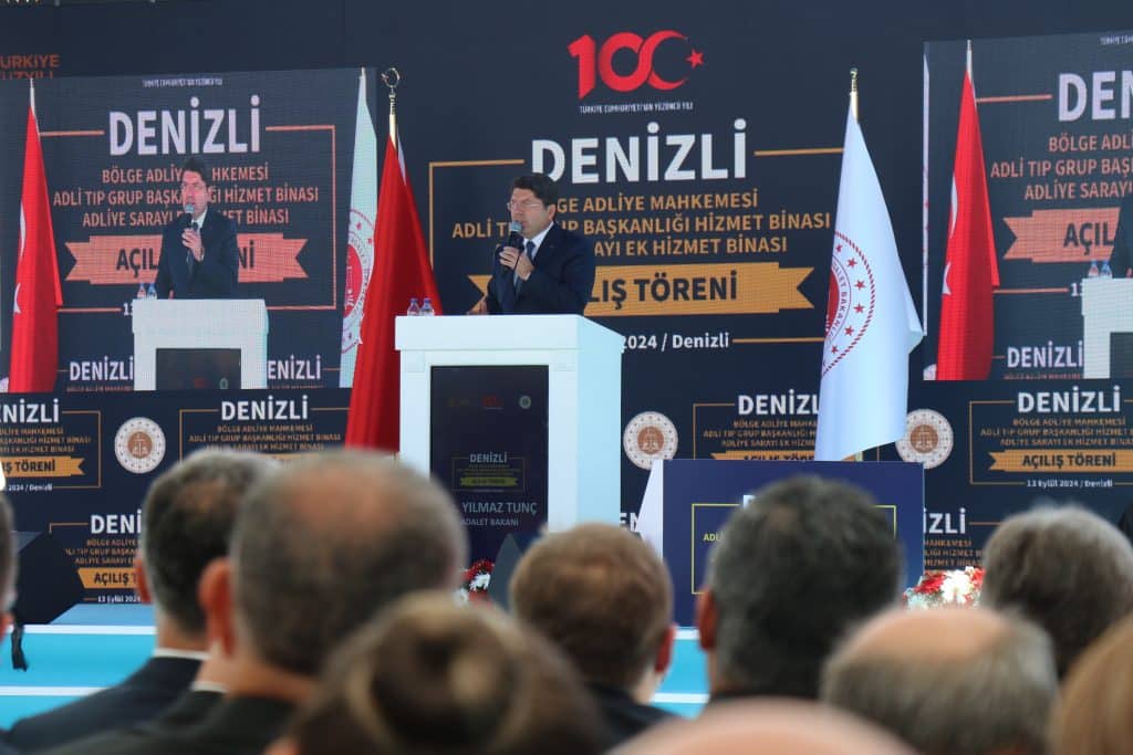 Denizli Bölge Adliye Mahkemesi, Adli Tıp Grup Başkanlığı ve Adalet Sarayı Ek Hizmet Binaları açılış törenine katılan Adalet Bakanı Tunç, "Bazı kararlardan yola çıkarak yılda verilen 12 milyon kararı göz ardı ederek, fedakarca çalışan 180 bin yargı çalışanımıza yapılan ağır eleştiriler maalesef üzücü ve yargımızın temelini yıpratıcı olur ama biz buna müsaade etmeyiz. Biz hatalı kararları en aza indirmeye devam edeceğiz" dedi.
Adalet Bakanı Yılmaz Tunç, Denizli Bölge Adliye Mahkemesi, Adli Tıp Grup Başkanlığı ve Adalet Sarayı Ek Hizmet Binaları açılış törenine katıldı. Bölge Adliye Mahkemesi önünde gerçekleşen programda konuşan Adalet Bakanı Yılmaz Tunç, Bölge Adliye Mahkemesinin Denizli'nin yanı sıra Muğla ve Uşak illerine de hizmet edeceğini söyledi. 2 yıldır süren yapım çalışmaları neticesinde bu yılki adli yıla yetiştirdiklerini ifade eden Bakan Tunç, binanın Büyükşehir Belediyesine ait olduğunu dile getirerek kalıcı bir bina yapılması için yatırım çalışmaları olduğunu vurguladı. Bölge Adliye Mahkemesi haricinde hizmete alınan Adli Tıp Grup Başkanlığı ve Adliye Sarayı Ek Hizmet Binası hakkında konuşan Bakan Tunç, “Adli Tıp önemli bir kurumumuz. 2 asırdan bu yana hizmet veren bir kurumumuz. Her geçen günde kapasitesini artırarak devam ediyor. Özelikle adli alanda delilerin ulaşılması, maddi gerçeğin ortaya çıkartılması gibi konularda Adli Tıp çok önemli. 2002'de 25 ilde Adli Tıp hizmeti verilirken bugün 81 vilayetimizde Adli Tıp hizmet vermekte. Adli Tıplarda en son teknoloji sistemler kullanmaktayız. Adli Tıp Kurumumuzda yaklaşık 700 uzman personel görev yapmakta. Bir diğer yatırımımız Adalet Sarayı Ek Hizmet Binamız. 2004 yılında Denizli'ye 20 bin metrekarelik yeni adalet binası yapmıştık. Şimdi 12 bin metre karelik yeni bir ek hizmet binasıyla yargı hizmetlerinin daha kaliteli daha hızlı ve son sitem teknolojilerle vatandaşların hizmet almasını sağlayacak" dedi.

"Demokrasimizi güçlendiren bir yönetim sistemine geçtik"
Anayasa'da gerçekleşen değişiklikler hakkında açıklamalarda bulunan Adalet Bakanı Tunç, hukuk devletini güçlendiren önemli adımlar attıklarını kaydetti. Kadın ve çocukların korunması amacıyla uygulamalar gerçekleştirdiklerini ifade eden Adalet Bakanı Tunç, asıl görevin ailelere düştüğünü vurguladı. Aile ve Sosyal Politikalar Bakanlığı ve Adalet Bakanlığı tarafından çocukların korunması ile ilgili birçok alanda düzenlemeler yapıldığını ifade eden Bakan Tunç, istenmeyen olayların da can yaktığını, yürek yakan olayları da üzülerek öğrendiklerini belirtti. İdarenin yasaları uygulamak için büyük çaba içerisinde olduğunu ancak ailelerin bilinçlendirilmesi ve çocuk istismarına karşı toplum daha da duyarlı olmasının şart olduğunu ifade etti. Anayasada önemli değişiklikler yaptıklarını dile getiren Bakan Tunç, “Özel hayatın korunması çok önemlidir dedik ve bunu Kişisel Verileri Koruma Kanunu olarak hayata geçirdik. Anayasamızda demokratik olmayan durumlar vardı, bunları ayıkladık. Anayasamızda sıkıyönetimle ilgili bütün maddeleri çıkarttık. Anayasamızda darbeciler yargılanamaz diye bir madde vardı. Böyle maddeleri anayasamızdan ayıkladık. Demokrasimizi güçlendiren bir yönetim sistemine geçtik. Toplumun tüm kesimlerine içerisine alan bir anayasa ile yolumuzu devam ediyoruz. Cumhuriyetimizin yüzyılında milletimize olan borcumuzu yerimize getirmemiz lazım. Tarafsız ve bağımsız yargımızın adaleti tecelli edebilmesi için başta Anayasa ile toplumun her türlü sorusuna cevap vermesi gerekir" şeklinde konuştu.

Bakan Tunç, adalet sistemine yönelik eleştirilere cevap verdi
2002 yılında 66 olan adliye sayısının bugün 400'e yaklaştığını ve 6 milyon metrekareye ulaştığını belirten Bakan Tunç, 22 yıldır güvenilir adalete önem verdiklerini söyledi. 1 yıl içerisinde 12 milyon karar verildiğini belirten Bakan Tunç, gece gündüz emek verdiklerini ifade etti. Adalet sistemine yönelik eleştirilere cevap veren Adalet Bakanı Tunç, “Bazı insanlar ‘Adalet böyle, şöyle' tarzında eleştiri yapıyorlar. Evet, yargı kararları eleştirilebilir ve bu eleştiriler daha kaliteli bir kararın oluşmasını sebep olur. Ama diğer türlü olan eleştireler de zaten verilen kararlar değiştirilebilir ve süreç devam etmektedir. Ama bazı kararlardan yola çıkarak yılda verilen 12 milyon kararı göz ardı ederek ve fedakarca çalışan 180 bin yargı çalışanımıza ağır eleştiriler maalesef üzücü ve yargımızın temelini yıpratıcı olur ama biz buna müsaade etmeyiz. Biz hatalı kararları en aza indirmeye devam edeceğiz” dedi.

Hakim ve savcı adaylığında yeni sistem
Vatandaşların yargı hizmetlerinde en kaliteli hizmeti alabilmelerinin yolunu açacaklarını ifade eden Adalet Bakanı Tunç, dijital adalette en önde olduklarını söyledi. Yapay zeka da kullanılarak teknolojinin tüm imkanlarından faydalanıldığını dile getiren Bakan Tunç, yeni mezunların kalitesini artırmak için tüm çabayı gösterdiklerini söyledi. Hakim ve savcı adaylığında yeni sistemi de açıklayan Bakan Tunç, “Hakim ve savcı adaylığı eğitimi bu Pazartesi günü açılış programıyla birlikte başlayacak. Hakim ve savcı adaylığı 2 yıl sürüyordu, bu yıl 3 yıl sürecek. Tecrübeli hakim ve savcıların ara sınavda toplam 70'i geçer ise bu kardeşlerimizi mesleğe kabul edilebilecekler. Sonrasında mesleği kabul edildikten sonrasında da kapasiteyi güçlendirerek devam ediyoruz. Özellikle denetim konusunu önem vererek daha güçlü hale getirmemenin gayreti içerisindeyiz” dile getirdi.

Bakan Tunç, Denizli'ye müjdelerini arka arkaya sıraladı
Denizli'ye yeni yatırım müjdeleri de veren Adalet Bakanı Tunç, 5 Eylül'de 5 bin 349 metrekare alana sahip Çivril Adalet Binasının proje ihalesinin gerçekleştiğini duyurdu. 2025 yılında kapasitelerini artırmayı hedeflediklerini söyleyen Bakan Tunç, Buldan, Çal ve Sarayköy ilçelerinin adliye binalarının yatırım planlamasına alındığını belirtti. Denizli'deki hakim ve savcılarının konut ihtiyaçlarına ilişkin Emlak Konuttan 42 daire satın aldıkları müjdesini veren Bakan Tunç, bu daireleri yargı mensuplarına verdiklerini ifade etti. 2016 yılından itibaren istinafa milyonlarca dosya geldiğini belirten Adalet Bakanı Tunç, “Bazı illerimizde bazı dava konularının daha da çok yoğunlaştığını görüyoruz. Bu durumda da gerekli tedbirleri almaya başladık. Bu konuda heyetler oluşturmaya başladık. Oradaki yargı süreçlerinin daha kısa süreceği için elimizden geleni yapacağız. Gerekli yerlerde yeni mahkemeler kuruyoruz. Amacımız yargı süreçleri uzamaması o yüzden her noktada ilave mahkemeler için çaba gösteriyoruz. Böylece vatandaşlarımız yargıdan en kaliteli şekilde yararlanacaklar. 2024 ile 2028 yıllarına kapsayacak olan reform belgemizde avukatlarımız, yargıçlarımız mevzuatta yapılması gereken değişikleri yapmak istiyoruz. ‘İyi ki bu değişiklik yapılıyor' diyeceğiniz bir değişiklik için elimizden geleni yapıyoruz ve yapacağız” şeklinde konuştu.
Programa; Adalet Bakanı Yılmaz Tunç, Denizli Valisi Ömer Faruk Coşkun, Denizli Büyükşehir Belediye Başkanı Bülent Nuri Çavuşoğlu, Bölge Adliye Mahkemesi Cumhuriyet Başsavcısı Önder Yeniçeri, Adli Tıp Grup Başkanı Dr. Hızır Aslıyüksek, Denizli milletvekilleri, hakim, savcı ve avukatlar katıldı.