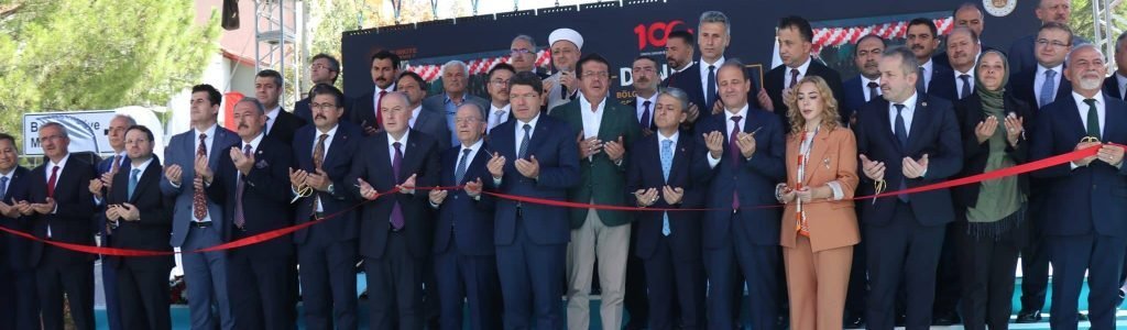 Denizli Bölge Adliye Mahkemesi, Adli Tıp Grup Başkanlığı ve Adalet Sarayı Ek Hizmet Binaları açılış törenine katılan Adalet Bakanı Tunç, "Bazı kararlardan yola çıkarak yılda verilen 12 milyon kararı göz ardı ederek, fedakarca çalışan 180 bin yargı çalışanımıza yapılan ağır eleştiriler maalesef üzücü ve yargımızın temelini yıpratıcı olur ama biz buna müsaade etmeyiz. Biz hatalı kararları en aza indirmeye devam edeceğiz" dedi.
Adalet Bakanı Yılmaz Tunç, Denizli Bölge Adliye Mahkemesi, Adli Tıp Grup Başkanlığı ve Adalet Sarayı Ek Hizmet Binaları açılış törenine katıldı. Bölge Adliye Mahkemesi önünde gerçekleşen programda konuşan Adalet Bakanı Yılmaz Tunç, Bölge Adliye Mahkemesinin Denizli'nin yanı sıra Muğla ve Uşak illerine de hizmet edeceğini söyledi. 2 yıldır süren yapım çalışmaları neticesinde bu yılki adli yıla yetiştirdiklerini ifade eden Bakan Tunç, binanın Büyükşehir Belediyesine ait olduğunu dile getirerek kalıcı bir bina yapılması için yatırım çalışmaları olduğunu vurguladı. Bölge Adliye Mahkemesi haricinde hizmete alınan Adli Tıp Grup Başkanlığı ve Adliye Sarayı Ek Hizmet Binası hakkında konuşan Bakan Tunç, “Adli Tıp önemli bir kurumumuz. 2 asırdan bu yana hizmet veren bir kurumumuz. Her geçen günde kapasitesini artırarak devam ediyor. Özelikle adli alanda delilerin ulaşılması, maddi gerçeğin ortaya çıkartılması gibi konularda Adli Tıp çok önemli. 2002'de 25 ilde Adli Tıp hizmeti verilirken bugün 81 vilayetimizde Adli Tıp hizmet vermekte. Adli Tıplarda en son teknoloji sistemler kullanmaktayız. Adli Tıp Kurumumuzda yaklaşık 700 uzman personel görev yapmakta. Bir diğer yatırımımız Adalet Sarayı Ek Hizmet Binamız. 2004 yılında Denizli'ye 20 bin metrekarelik yeni adalet binası yapmıştık. Şimdi 12 bin metre karelik yeni bir ek hizmet binasıyla yargı hizmetlerinin daha kaliteli daha hızlı ve son sitem teknolojilerle vatandaşların hizmet almasını sağlayacak" dedi.
"Demokrasimizi güçlendiren bir yönetim sistemine geçtik"
Anayasa'da gerçekleşen değişiklikler hakkında açıklamalarda bulunan Adalet Bakanı Tunç, hukuk devletini güçlendiren önemli adımlar attıklarını kaydetti. Kadın ve çocukların korunması amacıyla uygulamalar gerçekleştirdiklerini ifade eden Adalet Bakanı Tunç, asıl görevin ailelere düştüğünü vurguladı. Aile ve Sosyal Politikalar Bakanlığı ve Adalet Bakanlığı tarafından çocukların korunması ile ilgili birçok alanda düzenlemeler yapıldığını ifade eden Bakan Tunç, istenmeyen olayların da can yaktığını, yürek yakan olayları da üzülerek öğrendiklerini belirtti. İdarenin yasaları uygulamak için büyük çaba içerisinde olduğunu ancak ailelerin bilinçlendirilmesi ve çocuk istismarına karşı toplum daha da duyarlı olmasının şart olduğunu ifade etti. Anayasada önemli değişiklikler yaptıklarını dile getiren Bakan Tunç, “Özel hayatın korunması çok önemlidir dedik ve bunu Kişisel Verileri Koruma Kanunu olarak hayata geçirdik. Anayasamızda demokratik olmayan durumlar vardı, bunları ayıkladık. Anayasamızda sıkıyönetimle ilgili bütün maddeleri çıkarttık. Anayasamızda darbeciler yargılanamaz diye bir madde vardı. Böyle maddeleri anayasamızdan ayıkladık. Demokrasimizi güçlendiren bir yönetim sistemine geçtik. Toplumun tüm kesimlerine içerisine alan bir anayasa ile yolumuzu devam ediyoruz. Cumhuriyetimizin yüzyılında milletimize olan borcumuzu yerimize getirmemiz lazım. Tarafsız ve bağımsız yargımızın adaleti tecelli edebilmesi için başta Anayasa ile toplumun her türlü sorusuna cevap vermesi gerekir" şeklinde konuştu.
Bakan Tunç, adalet sistemine yönelik eleştirilere cevap verdi
2002 yılında 66 olan adliye sayısının bugün 400'e yaklaştığını ve 6 milyon metrekareye ulaştığını belirten Bakan Tunç, 22 yıldır güvenilir adalete önem verdiklerini söyledi. 1 yıl içerisinde 12 milyon karar verildiğini belirten Bakan Tunç, gece gündüz emek verdiklerini ifade etti. Adalet sistemine yönelik eleştirilere cevap veren Adalet Bakanı Tunç, “Bazı insanlar ‘Adalet böyle, şöyle' tarzında eleştiri yapıyorlar. Evet, yargı kararları eleştirilebilir ve bu eleştiriler daha kaliteli bir kararın oluşmasını sebep olur. Ama diğer türlü olan eleştireler de zaten verilen kararlar değiştirilebilir ve süreç devam etmektedir. Ama bazı kararlardan yola çıkarak yılda verilen 12 milyon kararı göz ardı ederek ve fedakarca çalışan 180 bin yargı çalışanımıza ağır eleştiriler maalesef üzücü ve yargımızın temelini yıpratıcı olur ama biz buna müsaade etmeyiz. Biz hatalı kararları en aza indirmeye devam edeceğiz” dedi.
Hakim ve savcı adaylığında yeni sistem
Vatandaşların yargı hizmetlerinde en kaliteli hizmeti alabilmelerinin yolunu açacaklarını ifade eden Adalet Bakanı Tunç, dijital adalette en önde olduklarını söyledi. Yapay zeka da kullanılarak teknolojinin tüm imkanlarından faydalanıldığını dile getiren Bakan Tunç, yeni mezunların kalitesini artırmak için tüm çabayı gösterdiklerini söyledi. Hakim ve savcı adaylığında yeni sistemi de açıklayan Bakan Tunç, “Hakim ve savcı adaylığı eğitimi bu Pazartesi günü açılış programıyla birlikte başlayacak. Hakim ve savcı adaylığı 2 yıl sürüyordu, bu yıl 3 yıl sürecek. Tecrübeli hakim ve savcıların ara sınavda toplam 70'i geçer ise bu kardeşlerimizi mesleğe kabul edilebilecekler. Sonrasında mesleği kabul edildikten sonrasında da kapasiteyi güçlendirerek devam ediyoruz. Özellikle denetim konusunu önem vererek daha güçlü hale getirmemenin gayreti içerisindeyiz” dile getirdi.
Bakan Tunç, Denizli'ye müjdelerini arka arkaya sıraladı
Denizli'ye yeni yatırım müjdeleri de veren Adalet Bakanı Tunç, 5 Eylül'de 5 bin 349 metrekare alana sahip Çivril Adalet Binasının proje ihalesinin gerçekleştiğini duyurdu. 2025 yılında kapasitelerini artırmayı hedeflediklerini söyleyen Bakan Tunç, Buldan, Çal ve Sarayköy ilçelerinin adliye binalarının yatırım planlamasına alındığını belirtti. Denizli'deki hakim ve savcılarının konut ihtiyaçlarına ilişkin Emlak Konuttan 42 daire satın aldıkları müjdesini veren Bakan Tunç, bu daireleri yargı mensuplarına verdiklerini ifade etti. 2016 yılından itibaren istinafa milyonlarca dosya geldiğini belirten Adalet Bakanı Tunç, “Bazı illerimizde bazı dava konularının daha da çok yoğunlaştığını görüyoruz. Bu durumda da gerekli tedbirleri almaya başladık. Bu konuda heyetler oluşturmaya başladık. Oradaki yargı süreçlerinin daha kısa süreceği için elimizden geleni yapacağız. Gerekli yerlerde yeni mahkemeler kuruyoruz. Amacımız yargı süreçleri uzamaması o yüzden her noktada ilave mahkemeler için çaba gösteriyoruz. Böylece vatandaşlarımız yargıdan en kaliteli şekilde yararlanacaklar. 2024 ile 2028 yıllarına kapsayacak olan reform belgemizde avukatlarımız, yargıçlarımız mevzuatta yapılması gereken değişikleri yapmak istiyoruz. ‘İyi ki bu değişiklik yapılıyor' diyeceğiniz bir değişiklik için elimizden geleni yapıyoruz ve yapacağız” şeklinde konuştu.
Programa; Adalet Bakanı Yılmaz Tunç, Denizli Valisi Ömer Faruk Coşkun, Denizli Büyükşehir Belediye Başkanı Bülent Nuri Çavuşoğlu, Bölge Adliye Mahkemesi Cumhuriyet Başsavcısı Önder Yeniçeri, Adli Tıp Grup Başkanı Dr. Hızır Aslıyüksek, Denizli milletvekilleri, hakim, savcı ve avukatlar katıldı.