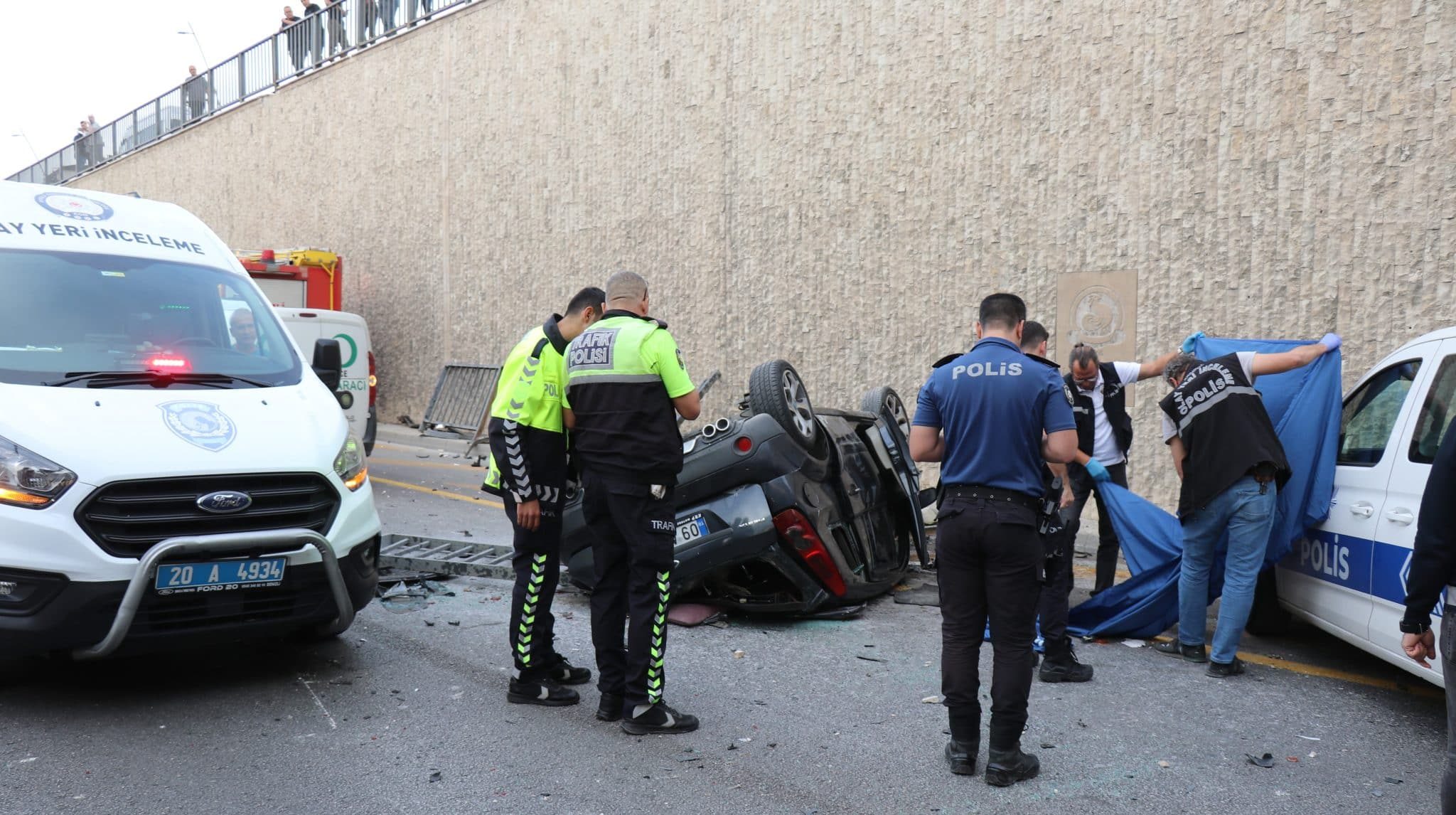 Denizli’de Otomobil Köprülü Kavşaktan Aşağı Uçtu: 1 Ölü 2 Yaralı…