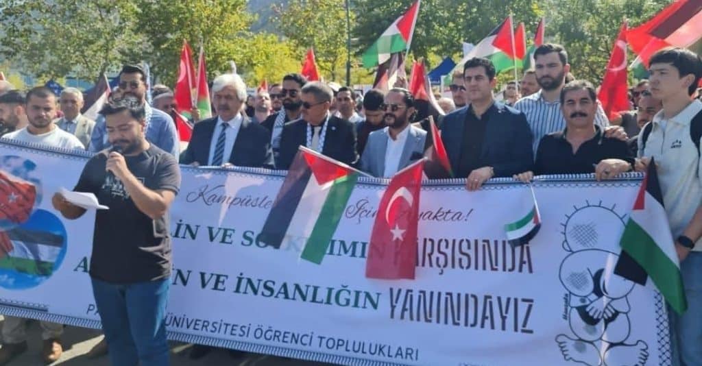 AK Parti İl Başkanı Güngör’den Yürüyüşe Destek, "Dünya 5'ten Büyüktür..." 