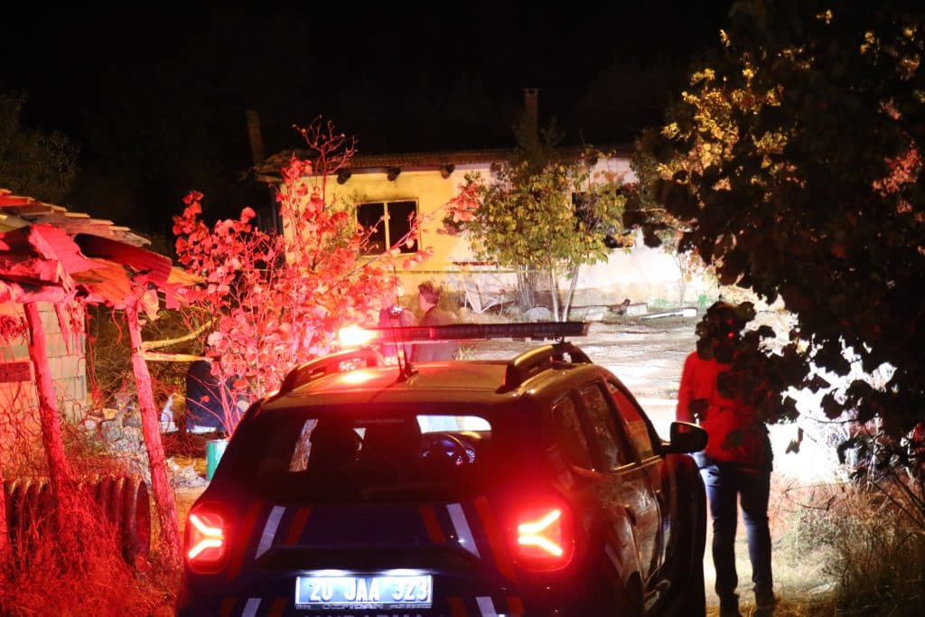 Denizli'de Çifte Cinayet: Babası ve Ağabeyini Öldürdü, Evi Ateşe Verdi...