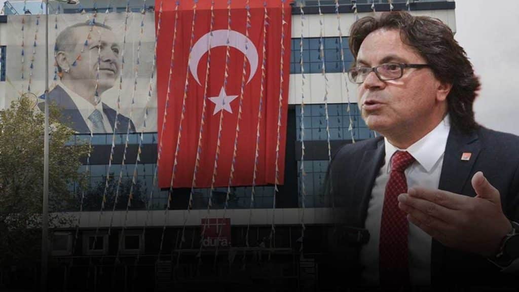 AK Parti Denizli İl Başkanlığına Asılamayan Bayrak Tepkilere Sebep Oldu...