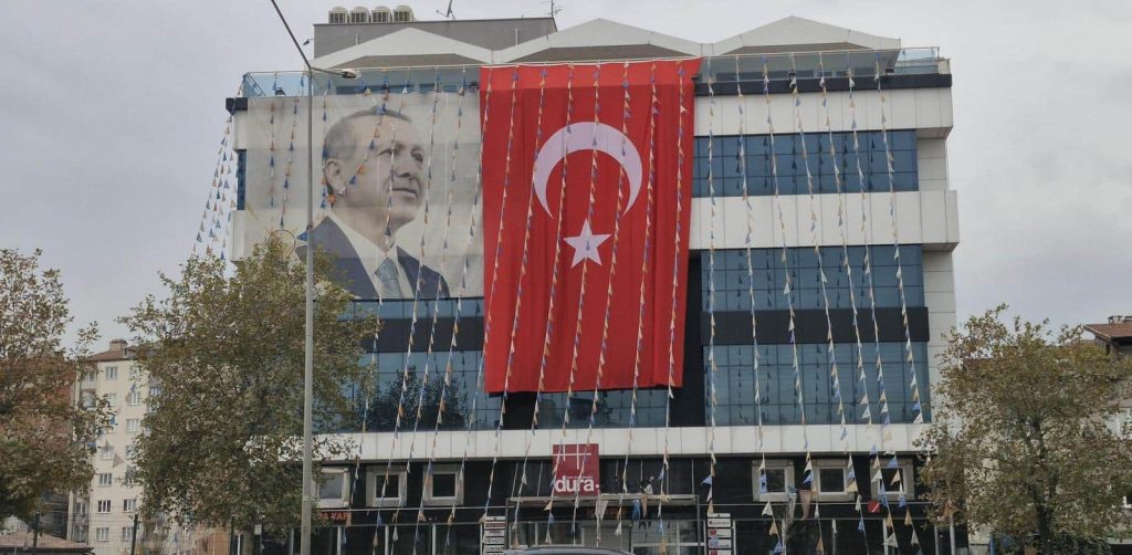 AK Parti Denizli İl Başkanlığına Asılamayan Bayrak Tepkilere Sebep Oldu...