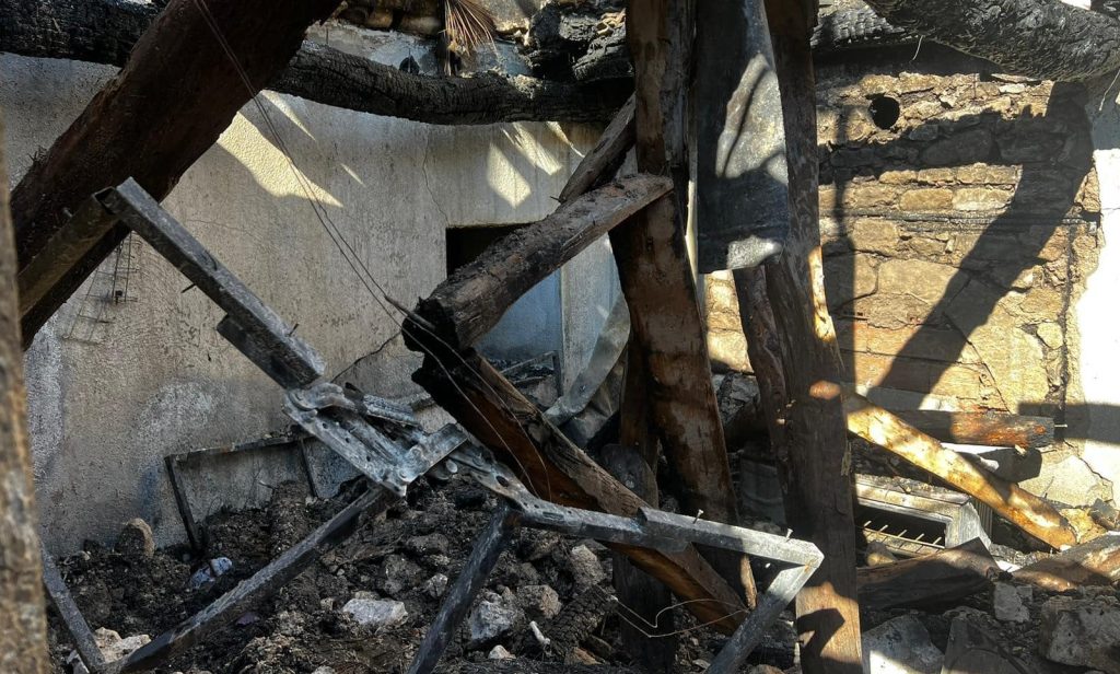 Büyükşehir Belediyesi, Evi Yanan Aileyi Kış Günü Sokakta Bırakmadı...
