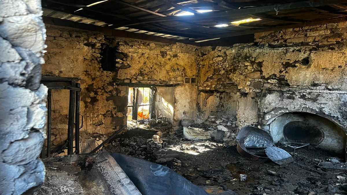Büyükşehir Belediyesi, Evi Yanan Aileyi Kış Günü Sokakta Bırakmadı… 