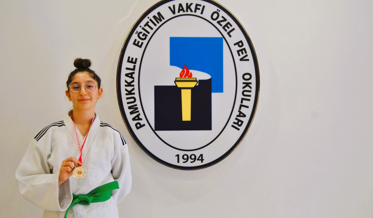 PEV Okulları Öğrencisi Begüm, Altın Madalyanın Sahibi Oldu…