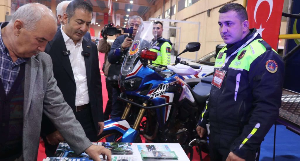 DTO Başkanı Erdoğan Denizli'nin İlk Otomobil Fuarını Gezdi...