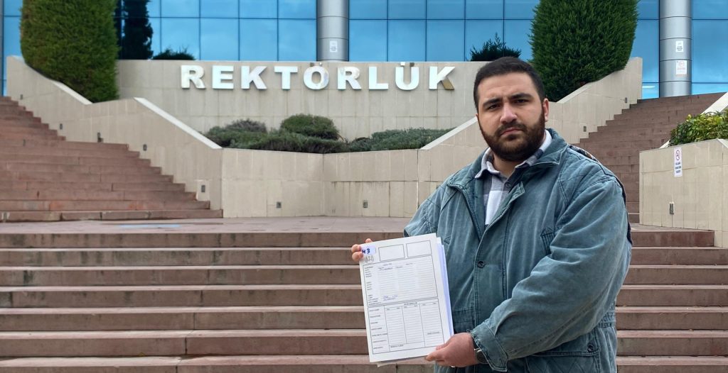 İranlı Öğrenci PAÜ’deki Usulsüzlük Nedeniyle ‘Mağdurum’ Diye Tepki Gösterdi… 1 İranlı Öğrenci PAÜ'deki Usulsüzlük Nedeniyle Mağdurum Dedi...