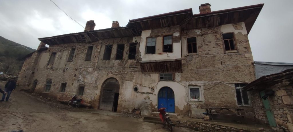 Yürek Burkan Manzara, Tarihi Konak Harap Halde...