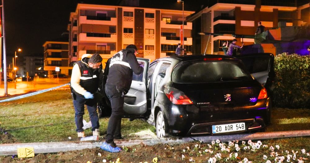 Denizli'de Anıt Duvarına Çarpan Araçta Sürücü Öldü, Arkadaşı Ağır yaralandı... | Şifre Haber - Denizli Haberleri I https://www.sifrehaber.com/denizlide-anit-duvarina-carpan-aracta-surucu-oldu-arkadasi-agir-yaralandi/