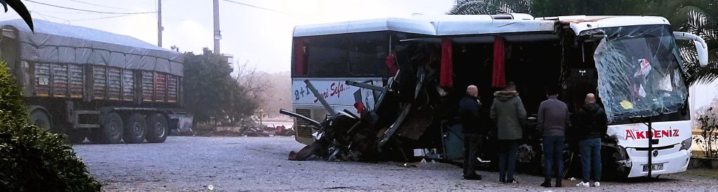 Denizli'de, Yolcu Otobüsü Tıra Çarptı:1 Ölü 20 Yaralı...